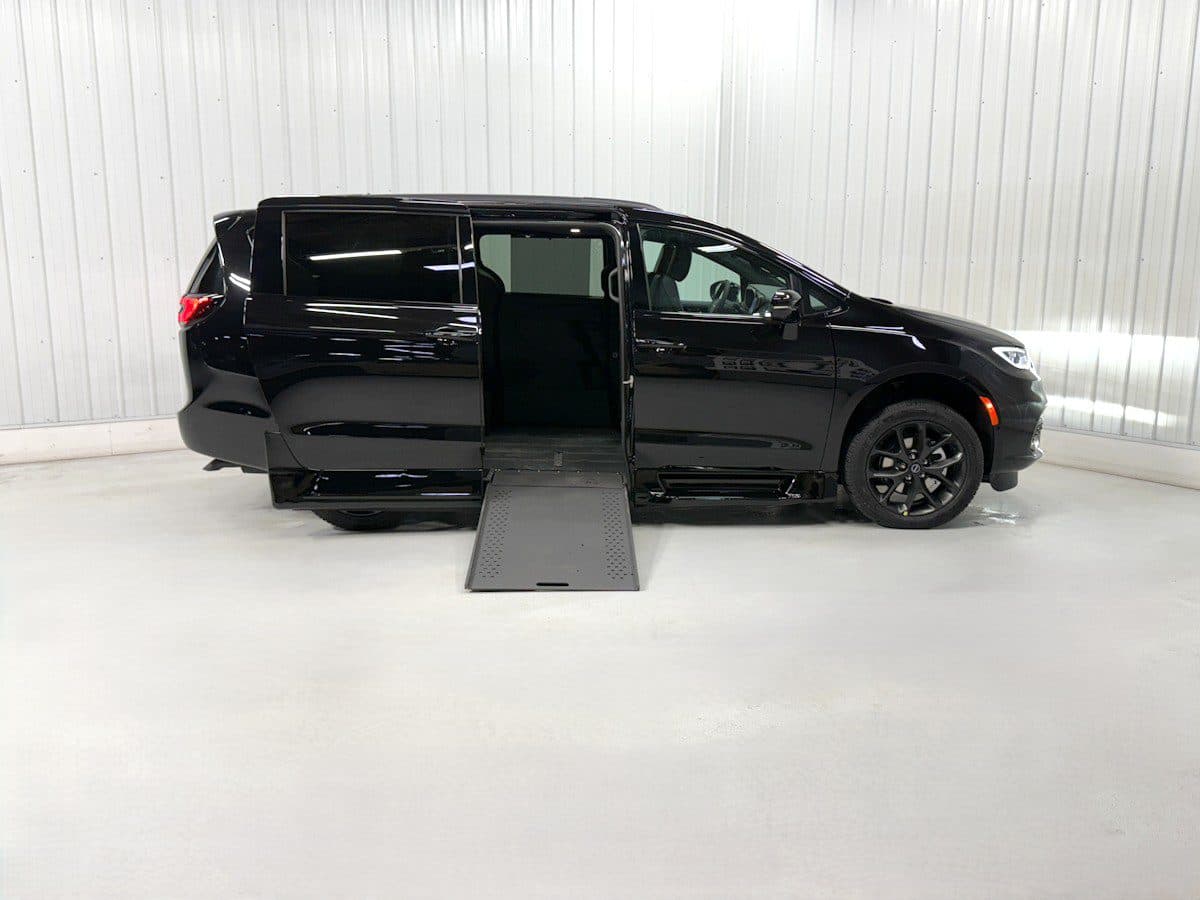 2026 Chrysler Pacifica Select wheelchair van, Diamond Black Crystal Pearl
