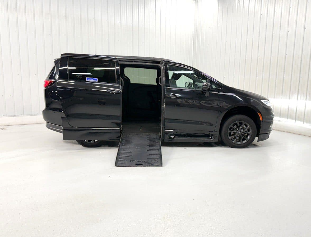 2021 Chrysler Pacifica Touring L wheelchair van, Brilliant Black