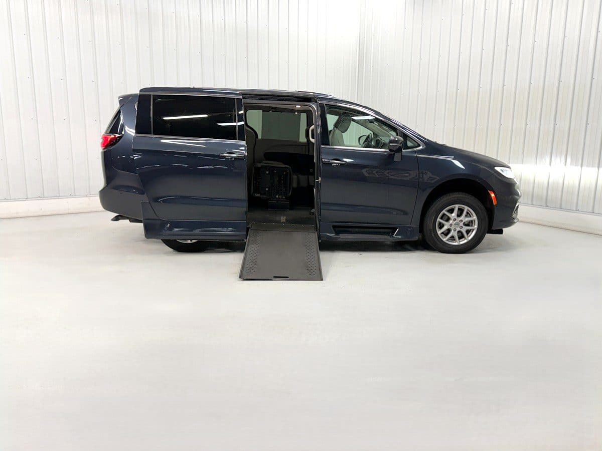 2021 Chrysler Pacifica Touring L wheelchair van, Maximum Steel Metallic