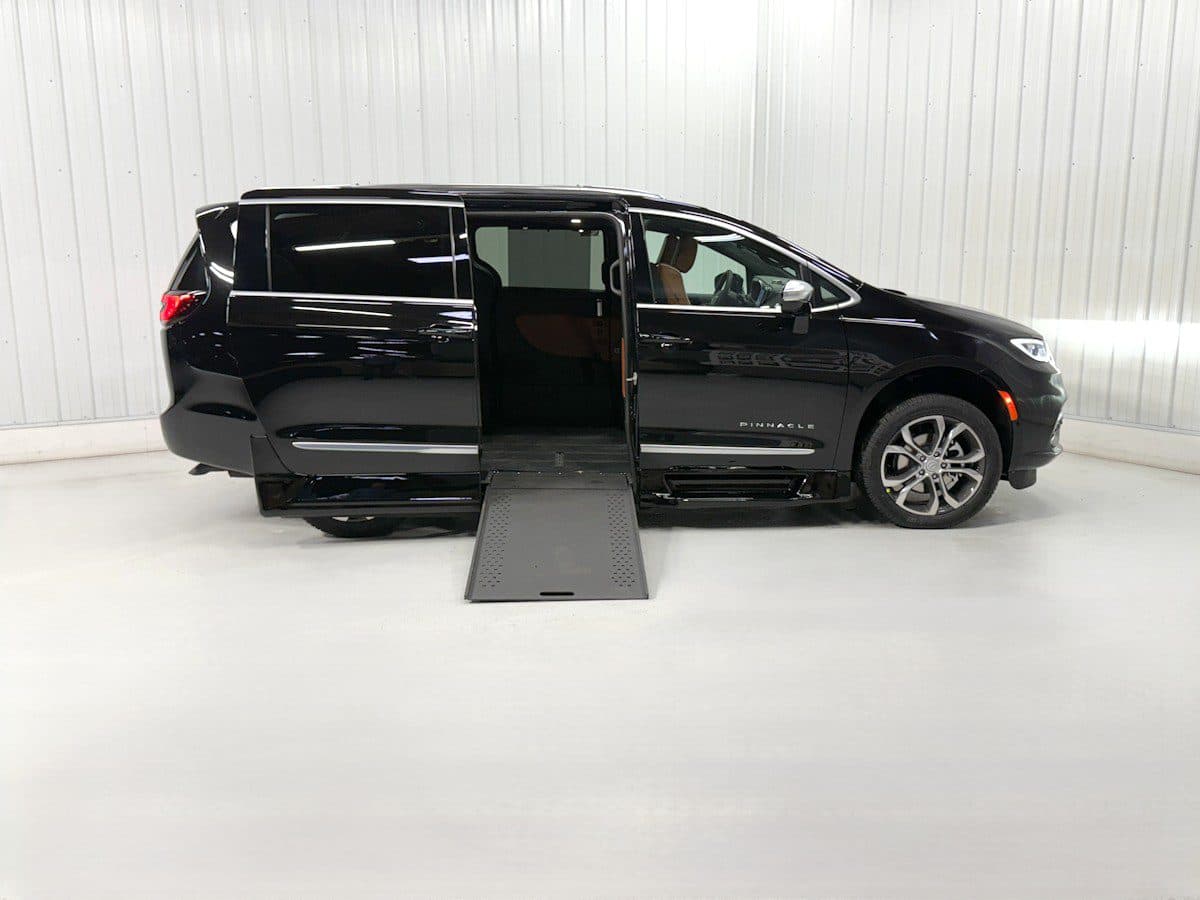 2026 Chrysler Pacifica Pinnacle wheelchair van, Diamond Black Crystal Pearl