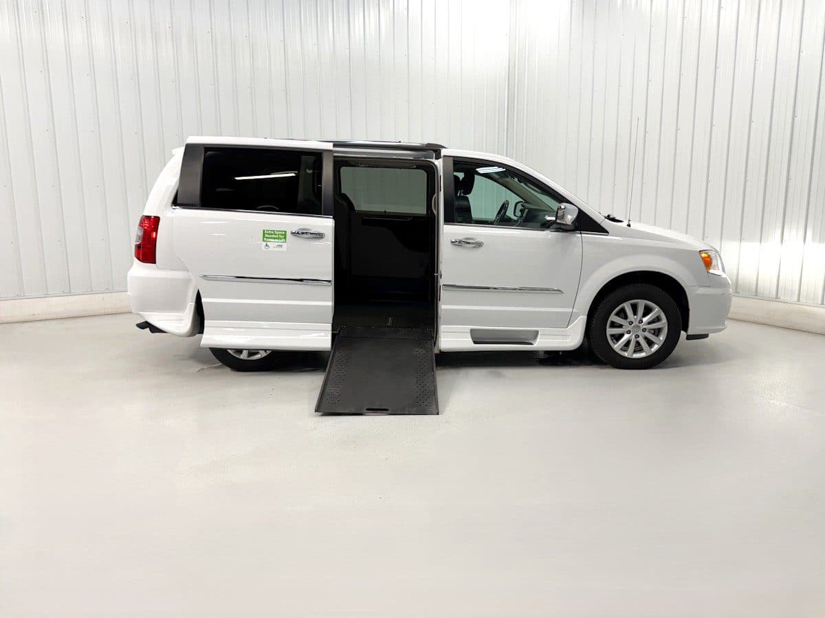 2015 Chrysler Town & Country Limited wheelchair van, Bright White