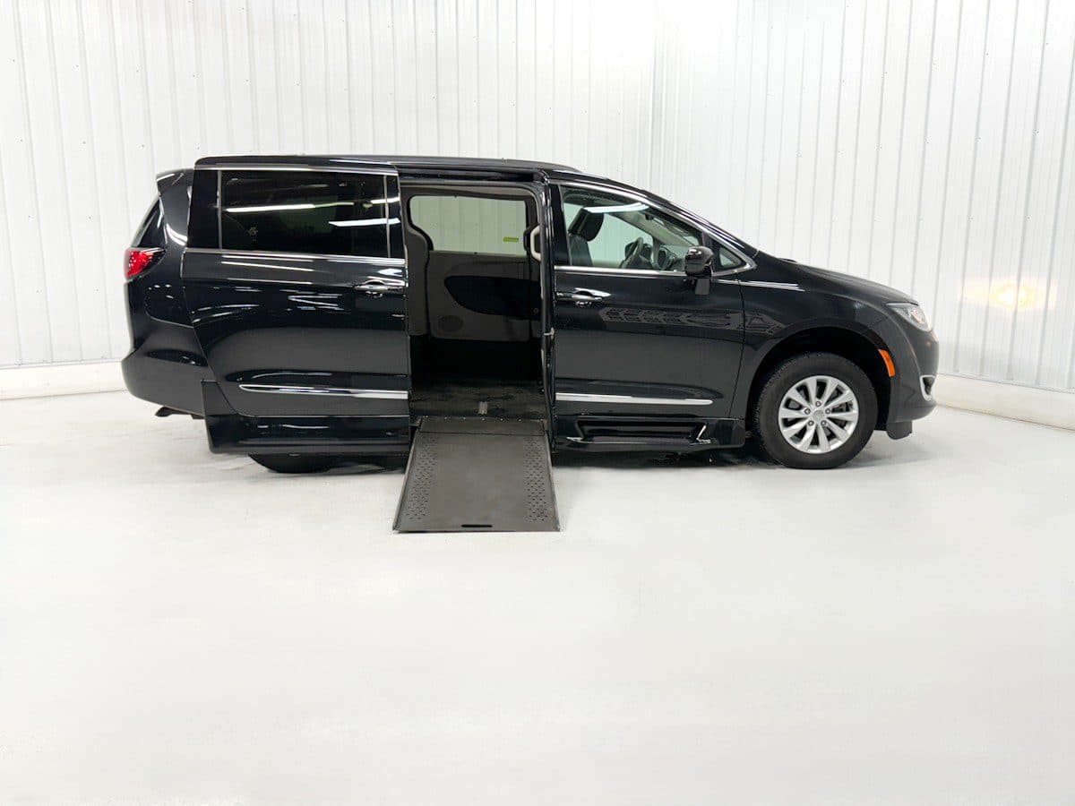 2017 Chrysler Pacifica Touring L wheelchair van, Brilliant Black