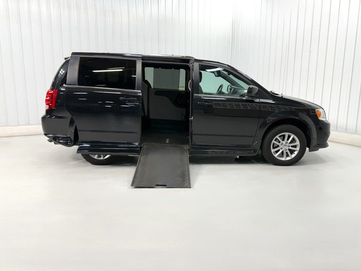 2020 Dodge Grand Caravan SXT wheelchair van, Black Onyx