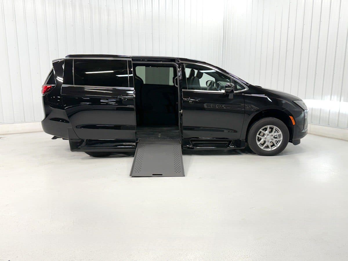 2027 Chrysler Pacifica Select wheelchair van, Diamond Black Crystal Pearl
