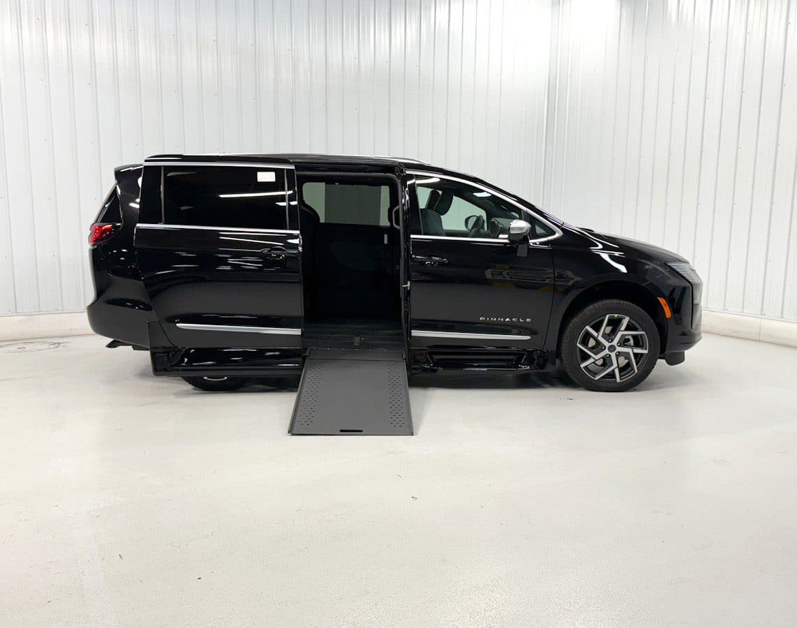 2027 Chrysler Pacifica Pinnacle wheelchair van, Diamond Black Crystal Pearl