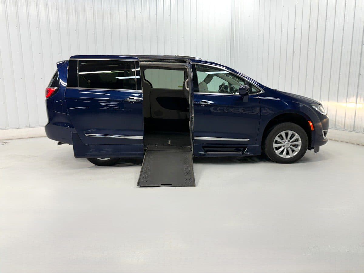 2018 Chrysler Pacifica Touring L wheelchair van, Jazz Blue