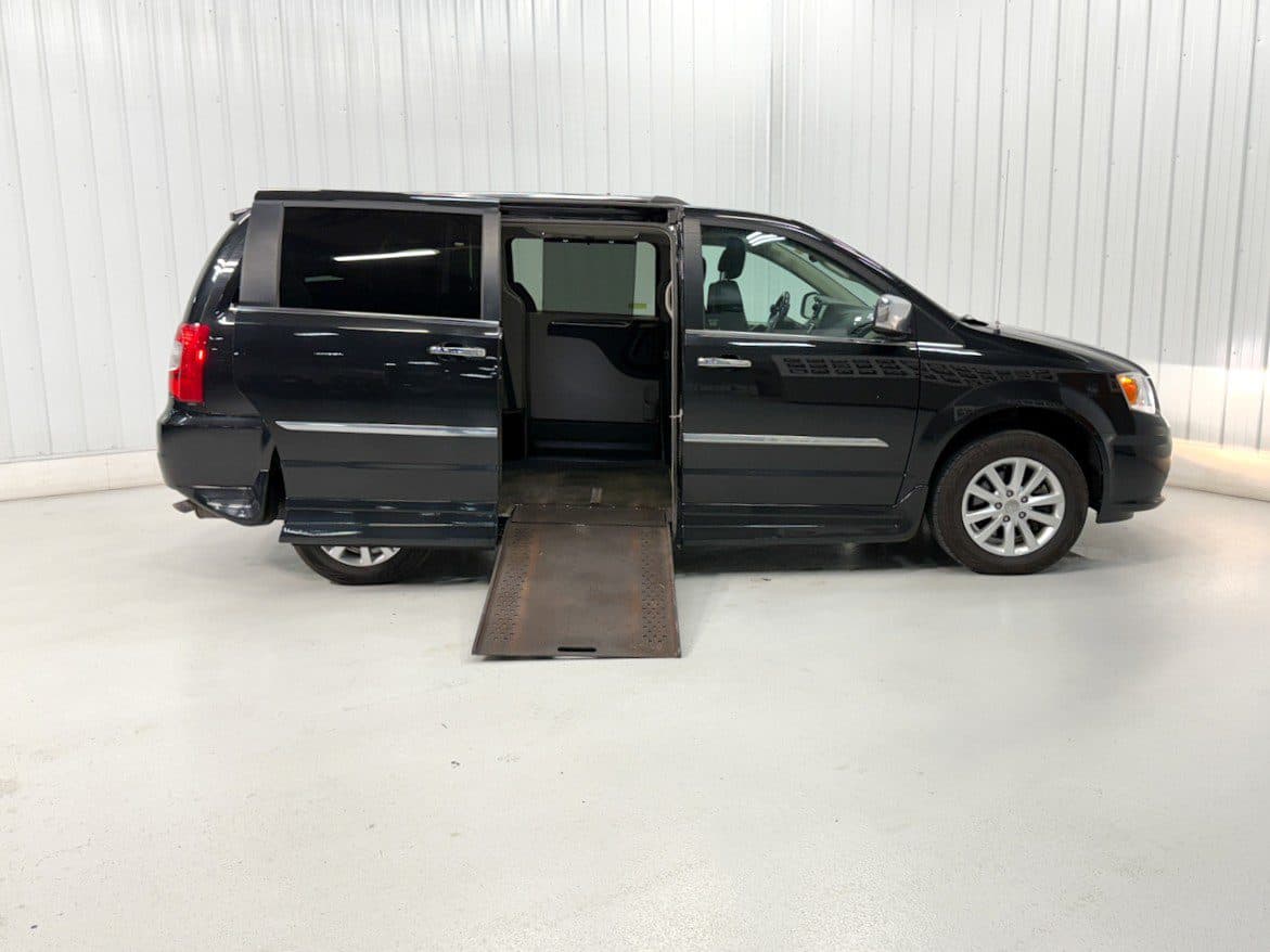 2016 Chrysler Town & Country Limited Platinum wheelchair van, Brilliant Black
