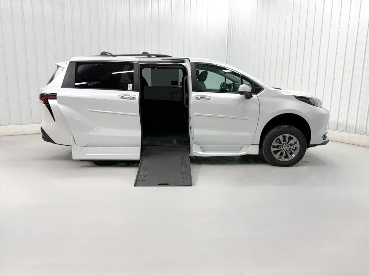 2026 Toyota Sienna Hybrid XLE wheelchair van, Wind Chill Pearl