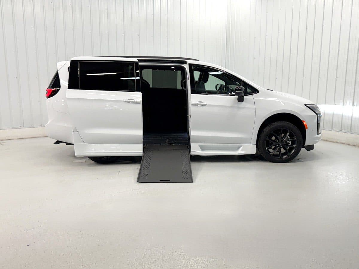 2027 Chrysler Pacifica Limited wheelchair van, Bright White