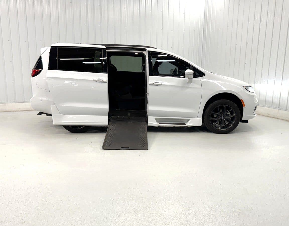2021 Chrysler Pacifica Touring L wheelchair van, Bright White