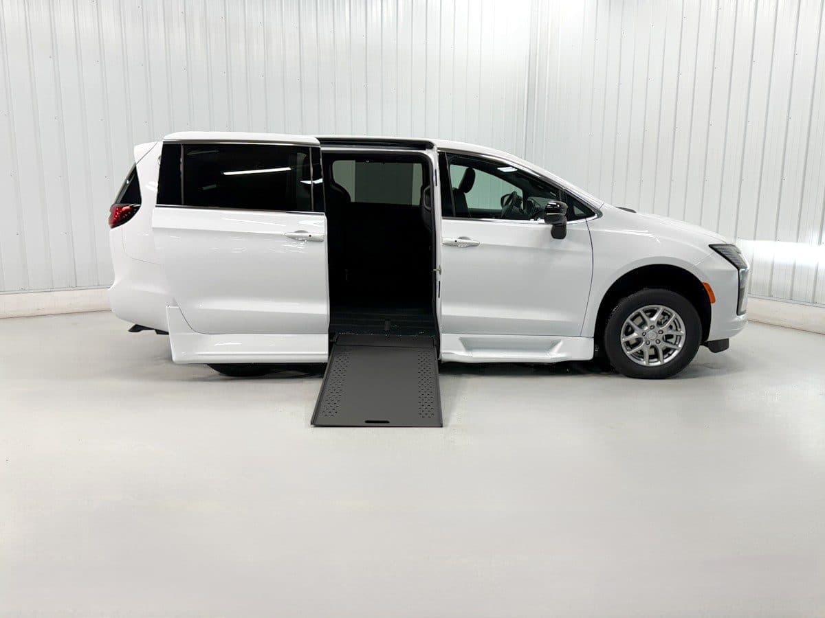 2027 Chrysler Pacifica Select wheelchair van, Bright White