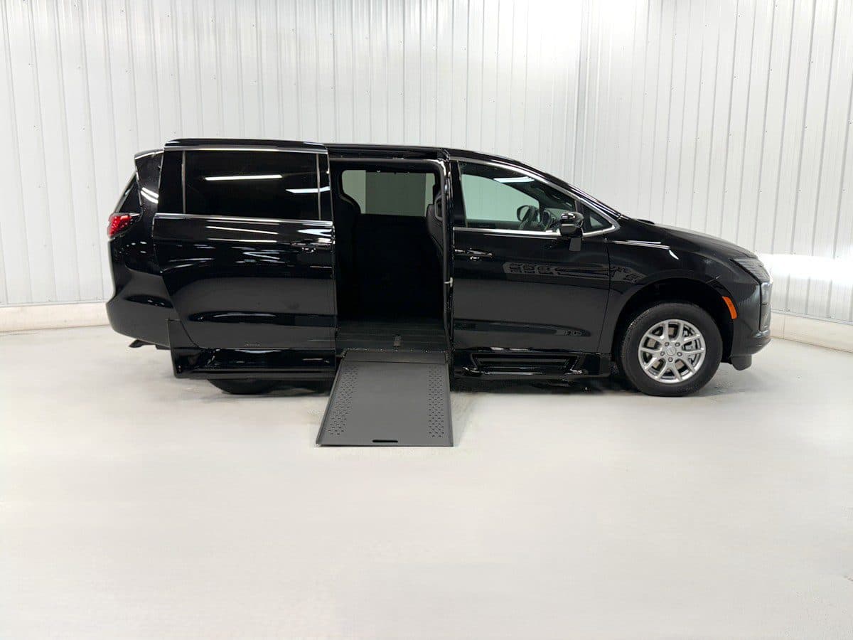 2027 Chrysler Pacifica Select wheelchair van, Diamond Black Crystal Pearl