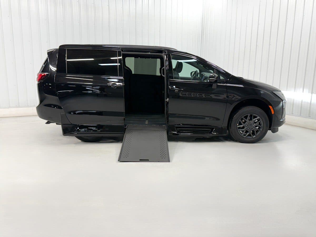 2027 Chrysler Pacifica Select wheelchair van, Diamond Black Crystal Pearl