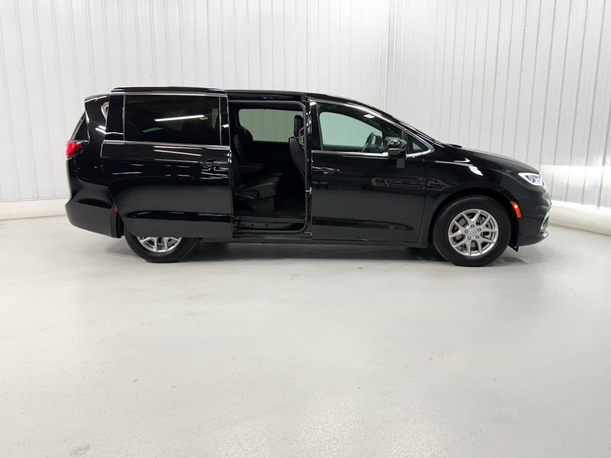 2026 Chrysler Pacifica Select wheelchair van, Diamond Black Crystal Pearl